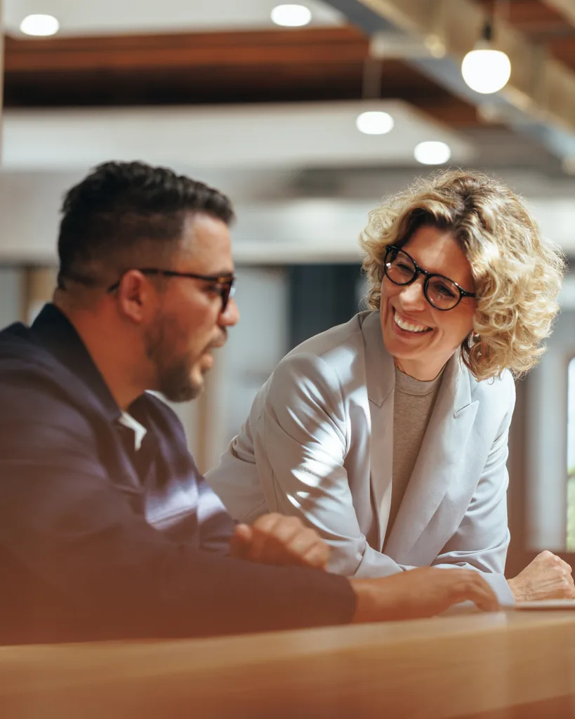 Consultant senior SODIGIX en échange direct avec une cliente lors du premier rendez-vous