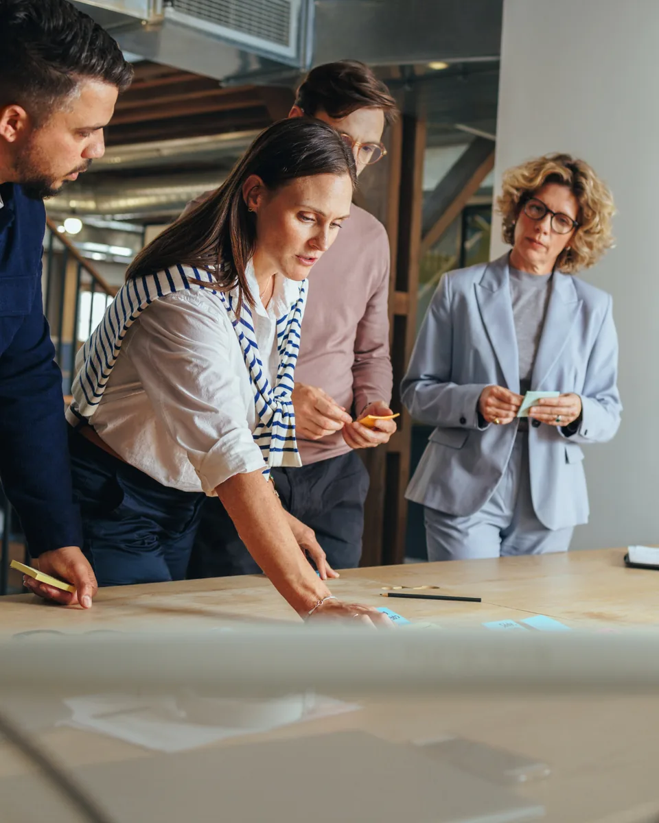 Quatre consultants SODIGIX travaillent ensemble autour d’une table dans les bureaux de l’agence