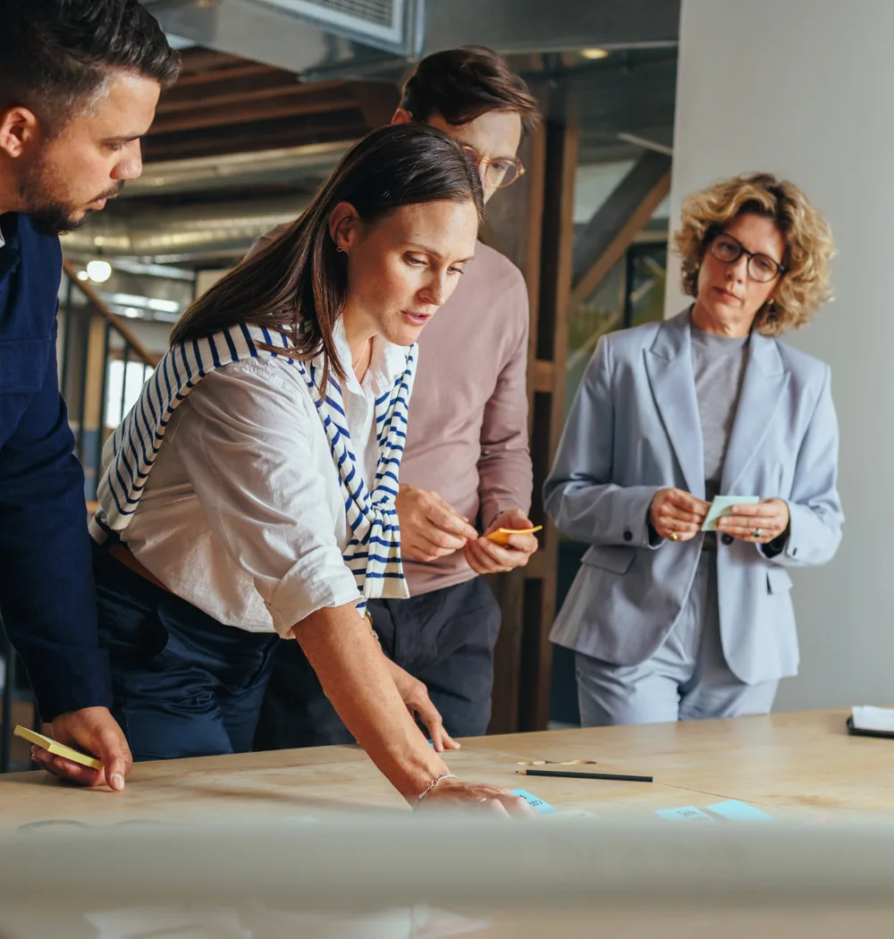 Quatre consultants SEA SODIGIX en atelier autour d’une table