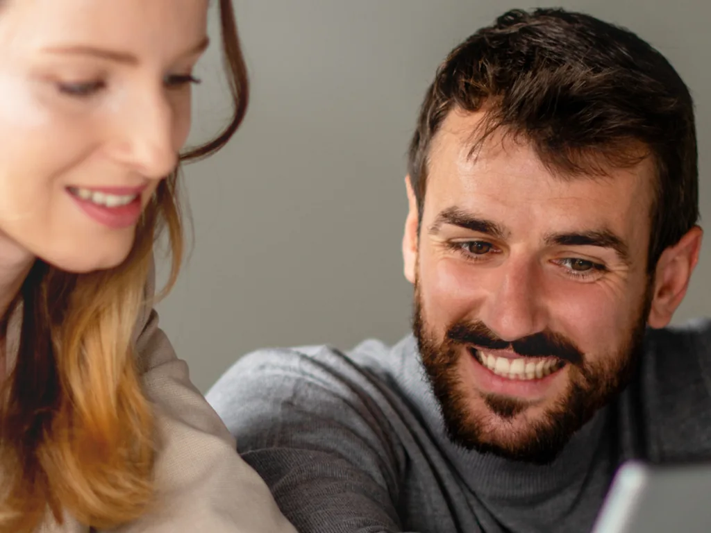 Deux consultants SODIGIX Google Shopping analysent un compte sur tablette